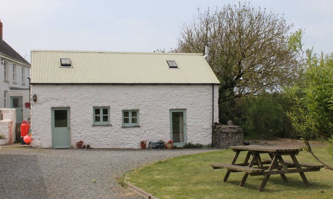 St Brides Cabaña | Charming 1 bedroom dog friendly farm cottage
