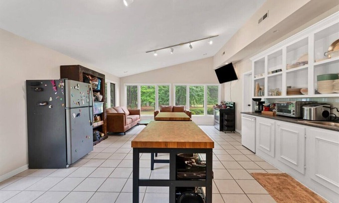 Southern Pines Casa | Charming 1-bedroom room with shared bathroom in Southern Pines with WiFi, AC