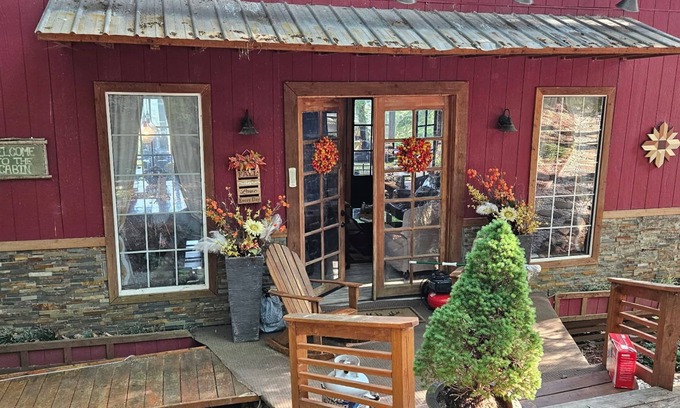 West Jefferson Cabina | Charming 1+-bedroom cabin in marvelous West Jefferson with incredible views