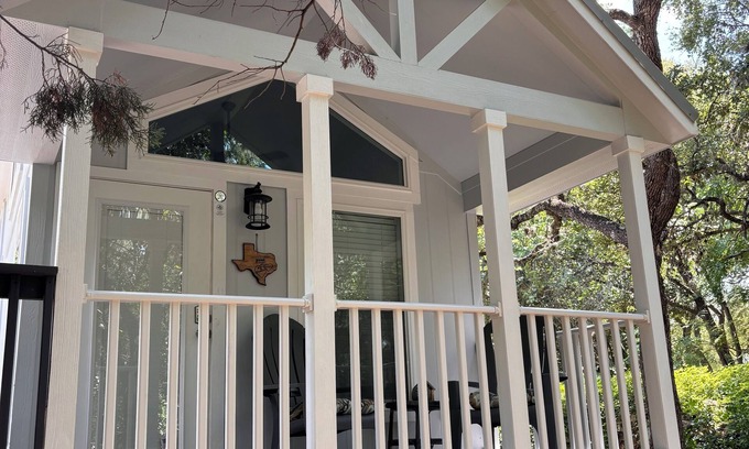 Gruene Cabaña | Charming 1-bedroom cottage nestled in the woods 1 mile from Historical Gruene TX