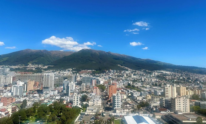 Quito Apartamento | Charming 1 bedroom apartment with fast WiFi & fitness room in Majestic Quito.