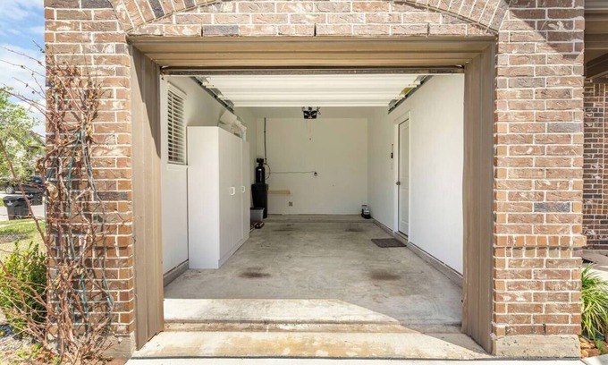 Clodine Casa | Charming 1-bedroom building in terrific Richmond with WiFi, AC & parking garage