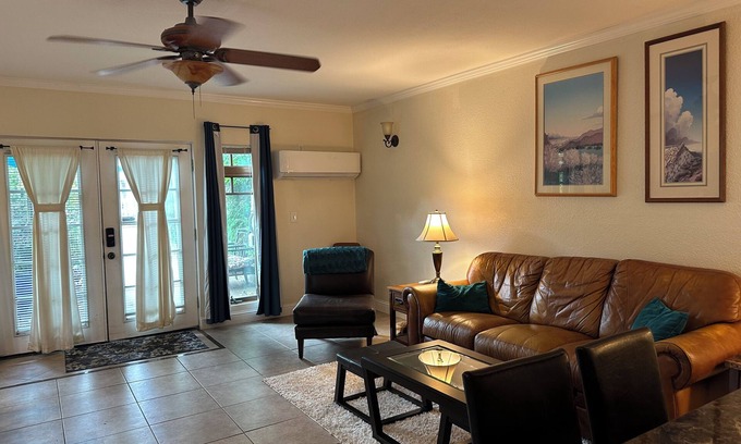 East Sacramento Cabaña | Charming 1-bedroom cottage in enjoyable Sacramento with AC, WiFi