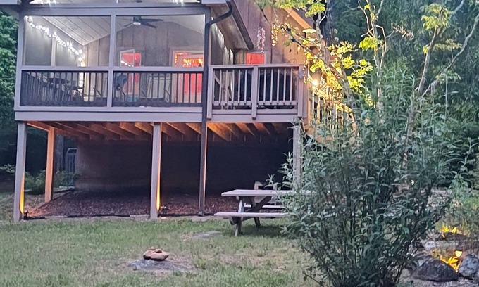 Peaks Cabina | Charming 1-bedroom cabin with loft on Stoney Creek in Beautiful Bedford County