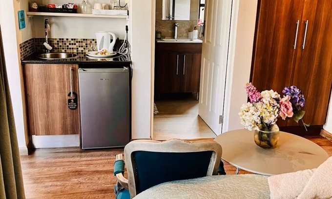 Flamingo Vlei Cabaña | Charming 1-bedroom cottage in fantastic Cape Town with AC, WiFi