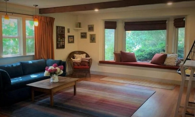 Scholls Cabaña | Charming 1-bedroom cottage in a peaceful garden setting.