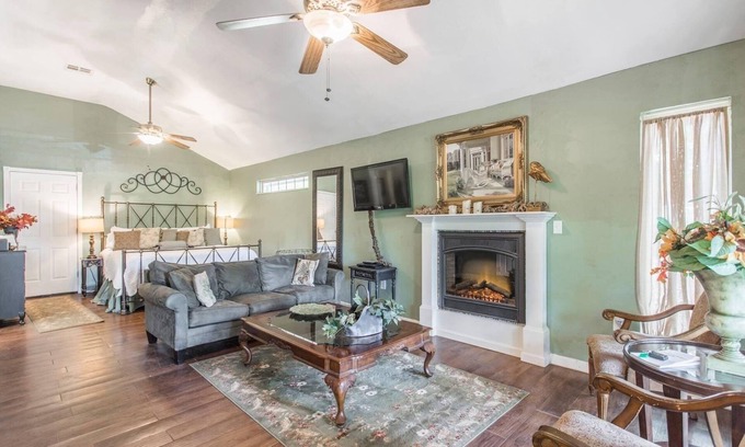 Guthrie Cabaña | Charming 1-bedroom cottage in welcoming Guthrie with hot tub and jacuzz, kitchen