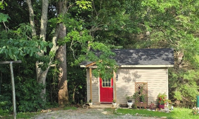 Baxter Cabaña | Charming 1-bedroom cottage - That tiny house on Center Hill Lake. Pet friendly!