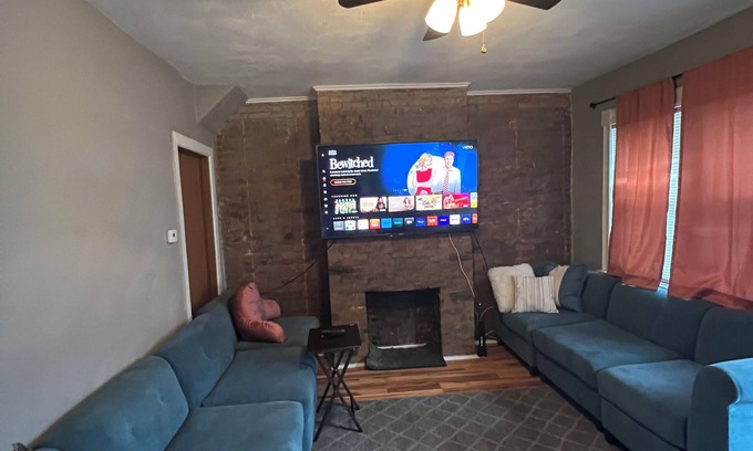 South Side Casa | Charming 1-bedroom house with AC, WiFi in lovely Pittsburgh Southside