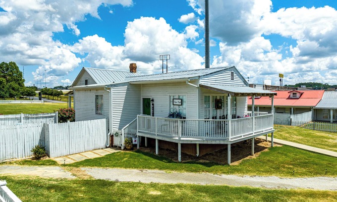 Jackson Cabaña | Charming 1-bedroom Pearl Cottage with WiFi in the historic Casey Jones Village