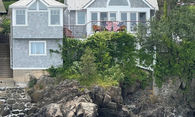 Prides Crossing Cabaña | Charming 1-bedroom seaside cottage in enchanting Marblehead with WiFi, AC