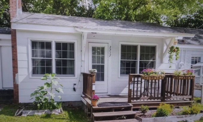 Wrightsboro Cabaña | Charming 1-bedroom Tiny House w/Chickens close to Downtown and 15 min2 beach