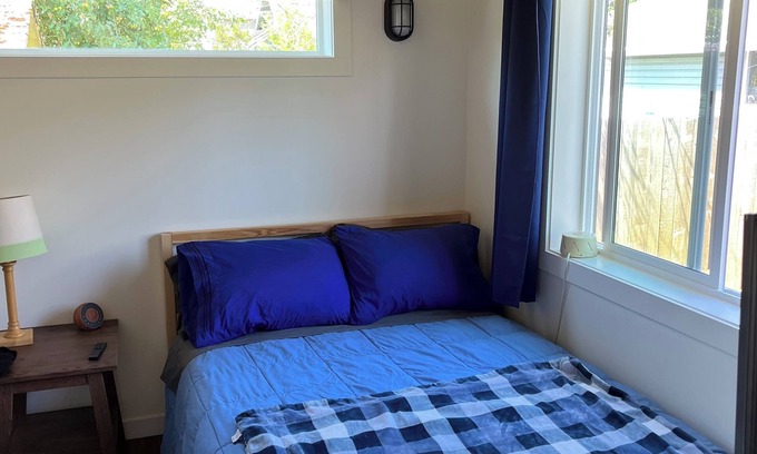 Kenton Casa | Charming 1-bedroom tiny house in Portland with WiFi, AC