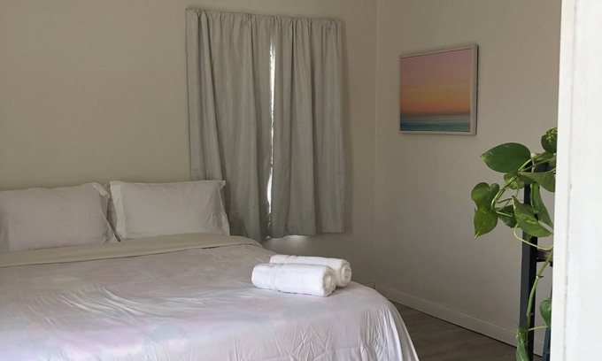 Oleander - Sunset Casa | Charming 1-bedroom house with WiFi in lovely Bakersfield