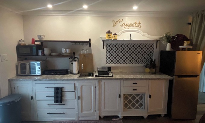 Bakersfield Apartamento | Charming 1-bedroom apartment in lovely Bakersfield with AC, WiFi