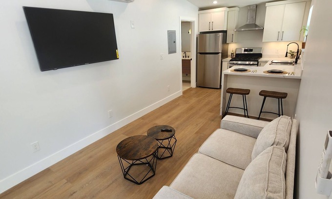 Woodland Hills Casa | Charming 1-bedroom adu with AC, WiFi in pleasant woodland hills on a cul de sac