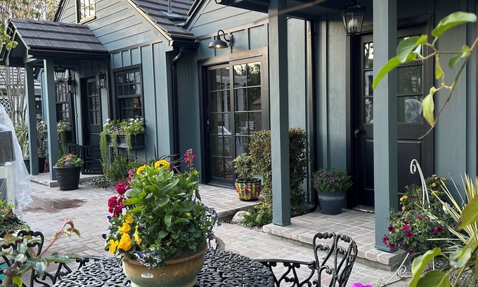 Van Nuys Cabaña | Charming 1-bedroom cottage in lovely Van Nuys with WiFi, AC.