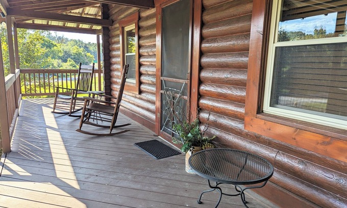 Shelbyville Cabina | Charming 1 Bedroom, 2 Bed Loft Cabin in Lovely Shelbyville, TN.