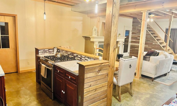 Sugar Creek Casa | Charming 1-bedroom house in pleasant Sugar Creek with AC