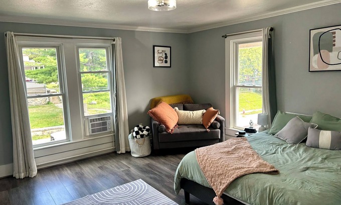 Dubuque Casa | Charming 1-bedroom with Office, Full Kitchen, strong WiFi, Washer, and Dryer