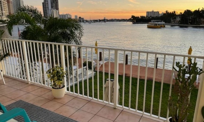 Barrier Island Condominio | Charming 1-BR condo on Fort Lauderdale Beach, breathtaking Waterfront Views