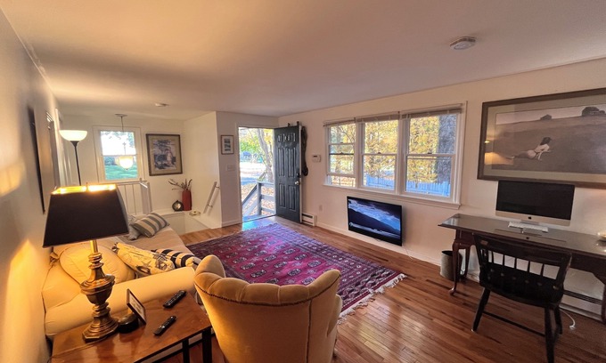 Wayland Apartamento | Charming 1000 Sq Ft 1 Bedroom Aupair Suite: Prime Wayland Location