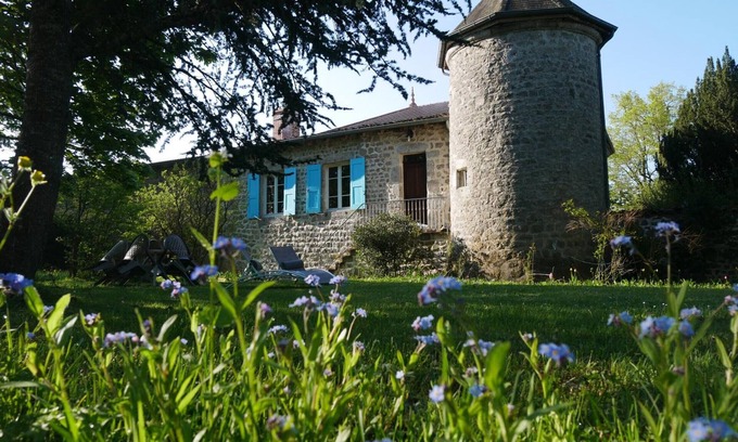 Marlhes Cabaña | Casa histórica con chimenea, jardín privado y cerca de senderos – Ideal para escapadas rurales