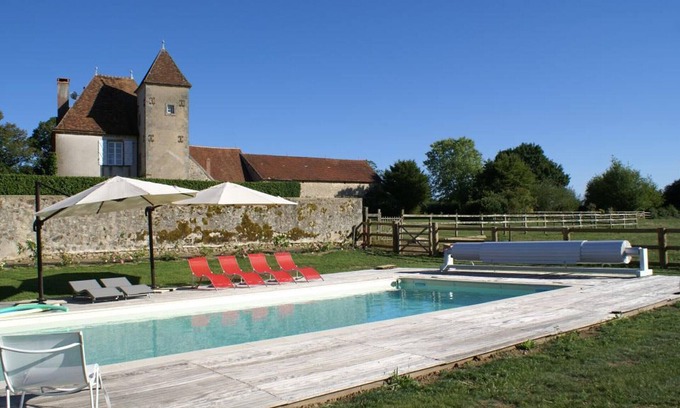 Le Brethon Cabaña | Refugio encantador con piscina y jardín en plena naturaleza