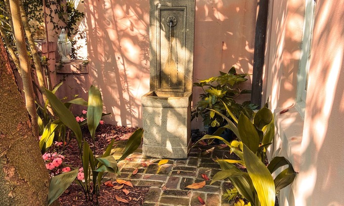 Ansonborough Condominio | Charming 1807 Home – Fully Updated, Walk Everywhere, Parking + Patio!