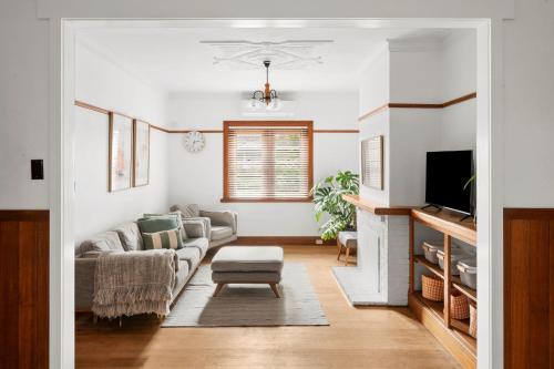 Geelong West Casa | Charming 1930s Cottage Retreat I Pet Friendly Escape