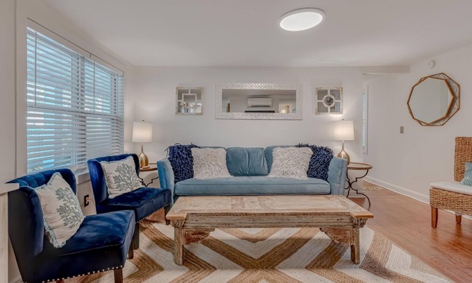 Isle of Palms Apartamento | Charming 1950s Beach Cottage Apt B