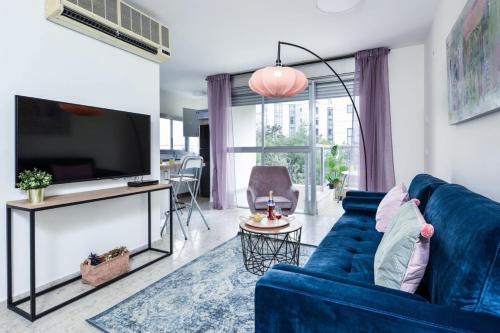 Tel Aviv City Center Apartamento | Charming 1BR Apt w Balcony In the Heart of TLV with Mamad by Sea N' Rent