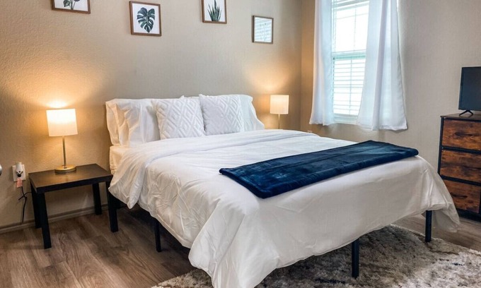 Texas City Apartamento | Charming 1BR Getaway – Private, Pet Friendly, TV