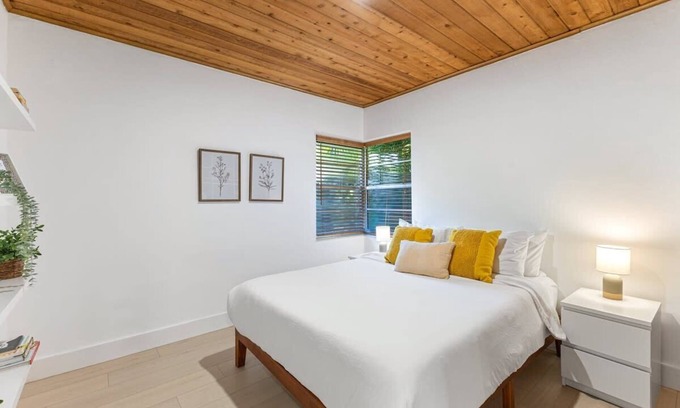 Hendricks and Venice Isles Apartamento | Charming 1BR Retreat in Victoria Park Near Beach