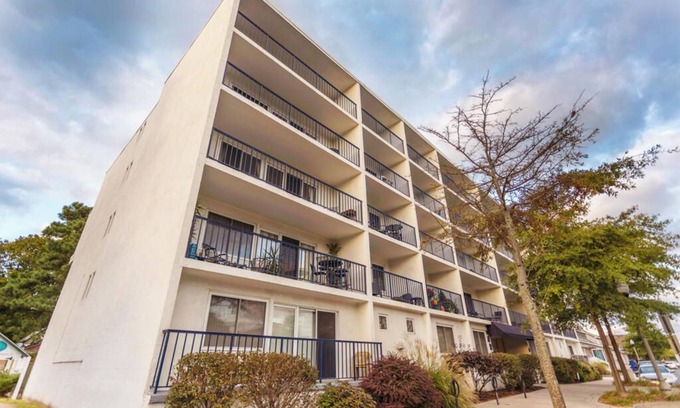Country Club Estates Condominio | Charming 1BR Rehoboth Condo w/ Elevator, Parking&Beach Access – Perfect Getaway!