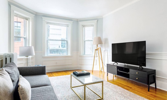 Medical Center Area Apartamento | Charming 1BR Steps from Longwood Medical Center, the T, Multiple Schools