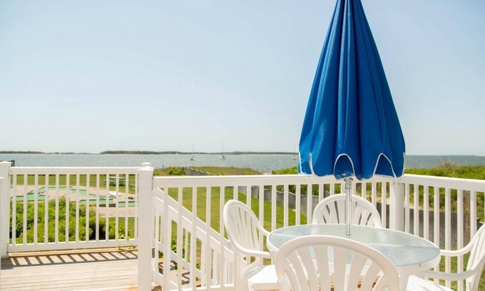 West Yarmouth Apartamento | Charming 1BR Townhouse with Sun Terrace, Perfect for Relaxing Getaways