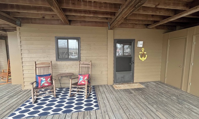 Elizabethtown Condominio | Charming, 1st floor, 2-bedroom condo in pleasant White Lake with WiFi, AC