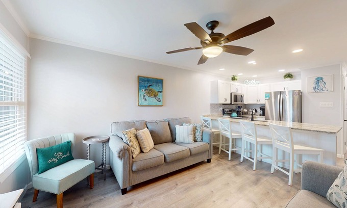 Caine Woods Condominio | Charming 1st-floor condo w/community pool & furnished patio - walk to the beach