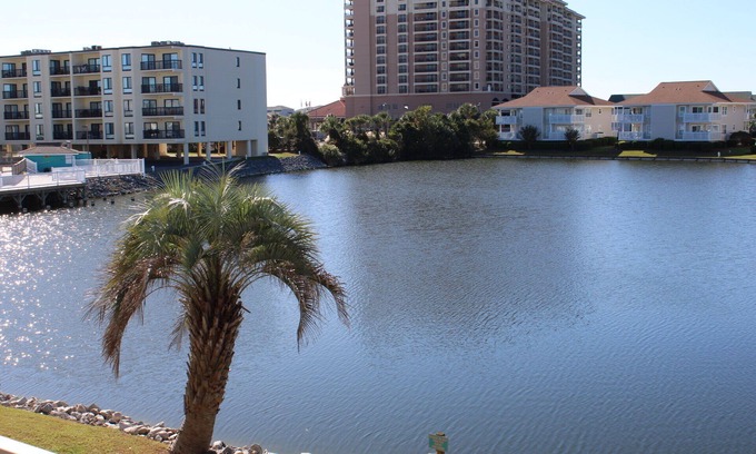 North Myrtle Beach Apartamento | Charming 2-bedroom condo offering serene living with picturesque pond vistas, with a lovely pool!