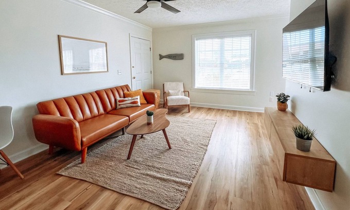 West Panama City Beach Casa | Charming 2-bedroom house in West End, Panama City Beach with WiFi, AC, Lake