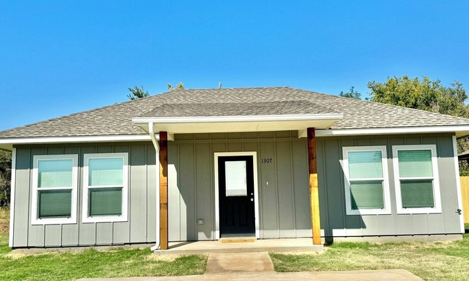 Lawton Casa | Charming 2 Bed/2 Bath house, fenced backyard, Pets OK!
