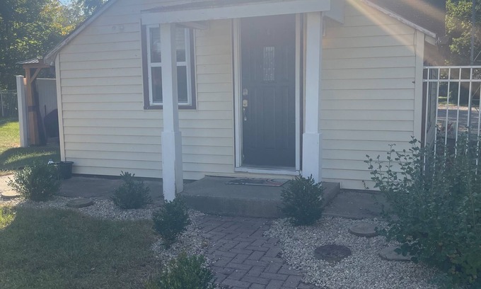 Afton Casa | Charming 2-bed bungalow 2 bed 1 bath house fenced yard washer and dryer private