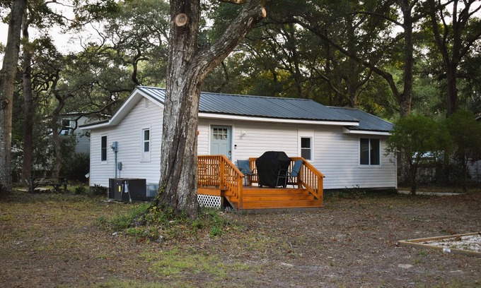 Ocean Isle Beach Cabaña | Charming 2-bedroom cottage in tranquil Ocean Isle Beach 5 min drive to the beach