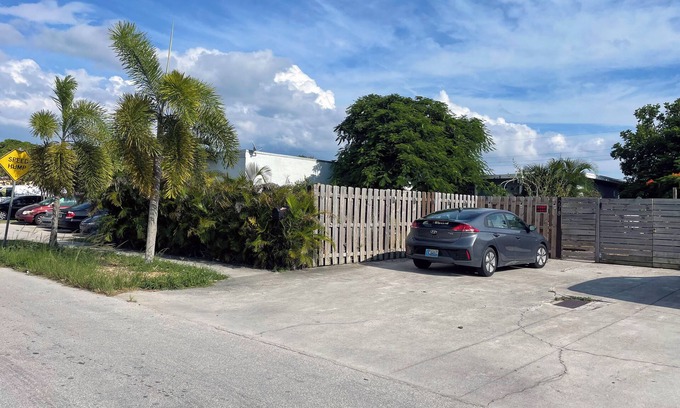 Deerfield Beach Casa | Charming 2 Bedroom Cottage Homestead with AC, WiFi in Deerfield Beach