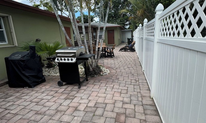 Poinsettia Heights Cabaña | Charming 2-bedroom guest house in delightful Fort Lauderdale with WiFi, AC