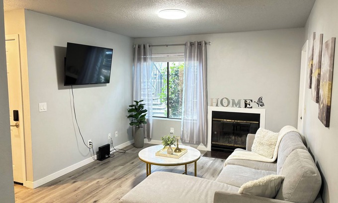 North Highlands Condominio | Charming 2-bedroom condo with AC and WiFi in lovely North Highlands