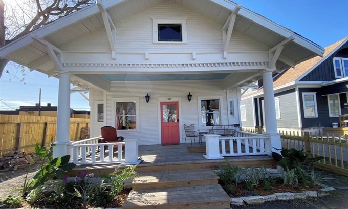 Central City Casa | Charming 2 Bedroom House & Rear Apt 1/1 with CC Bay View!