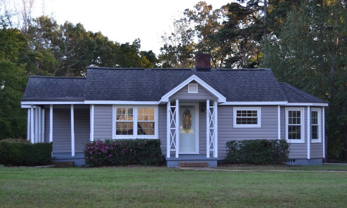 Pilot Mountain Casa | Charming 2-bedroom Cottage with AC and WiFi in Pilot Mountain