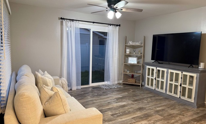 Michigan City Casa | Charming 2-bedroom house with WiFi, AC in lovely Michigan City